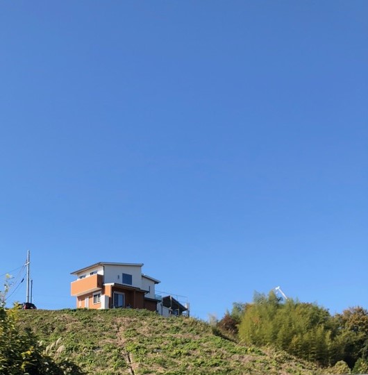 里山の高台に建つ家